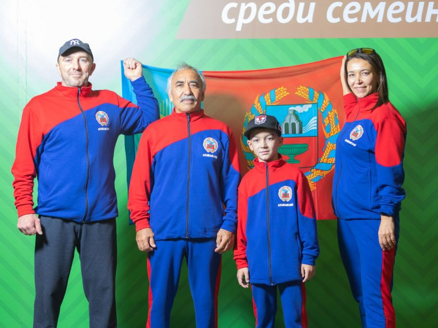 Семья Замятиных из Камня-на-Оби - второй призёр всероссийского фестиваля ГТО среди семейных команд.