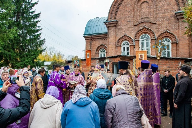 Служба в храме в парке "Изумрудный"