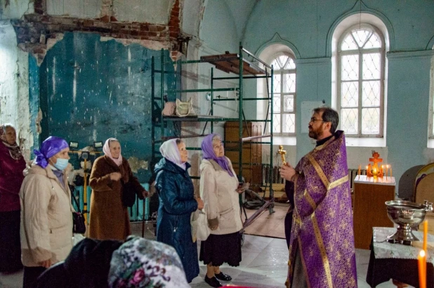 Служба в храме в парке "Изумрудный"