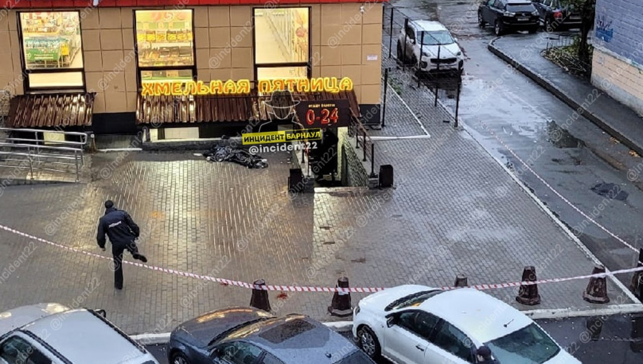 Тело парня с пробитой головой обнаружили около бара в Барнауле.