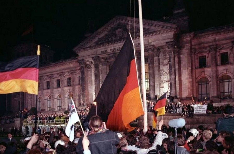Подъем национального флага объединенной Германии 3 октября 1990 года в Берлине