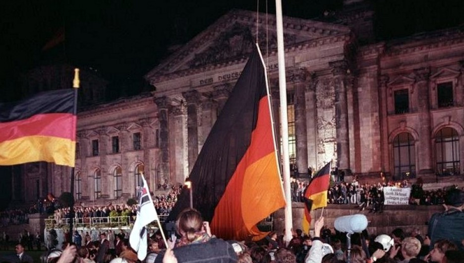 Подъем национального флага объединенной Германии 3 октября 1990 года в Берлине