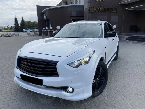 «Глазастая» Infiniti с белоснежным кузовом продается в Барнауле за 1,98 млн рублей.