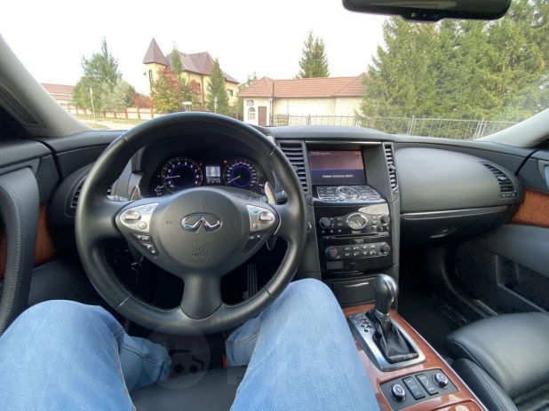 «Глазастая» Infiniti с белоснежным кузовом продается в Барнауле за 1,98 млн рублей.