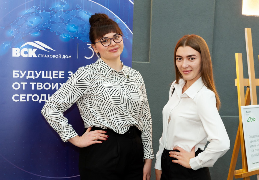 Алина Вострикова (слева).