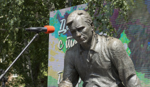 Памятник Василию Шукшину в Барнауле. Авторы: Михаил Кульгачев и Николай Звонков.