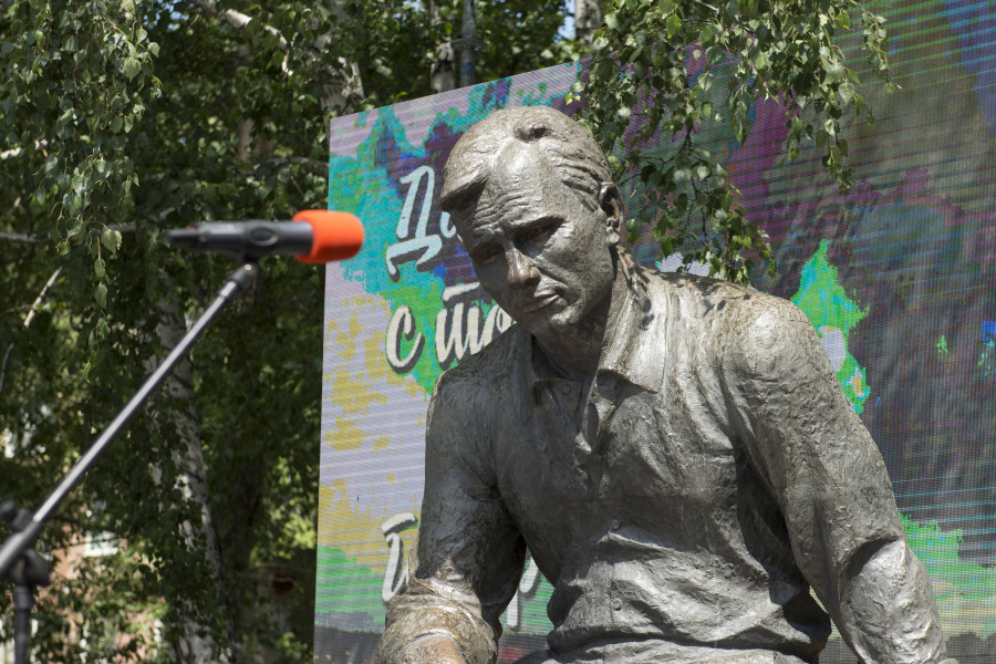 Памятник Василию Шукшину в Барнауле. 