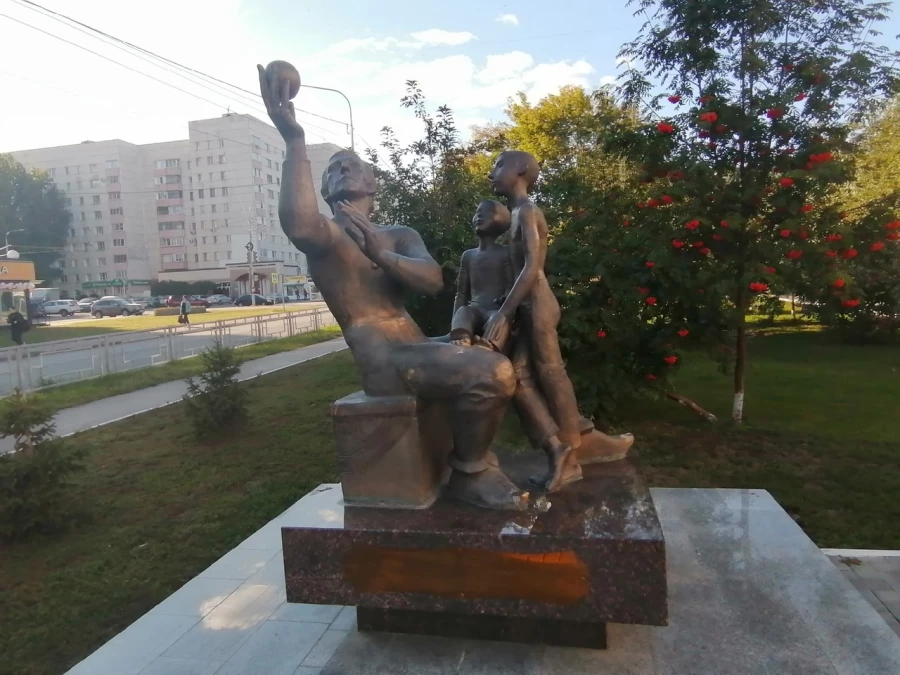 Памятник народному просветителю Алтая. 