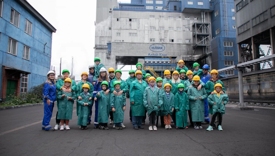 Экскурсия для детей сотрудников завода.