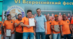 Максим Рябцев (справа) награждает футболистов. 