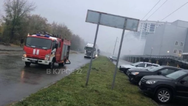 На парковке загорелся автомобиль. 