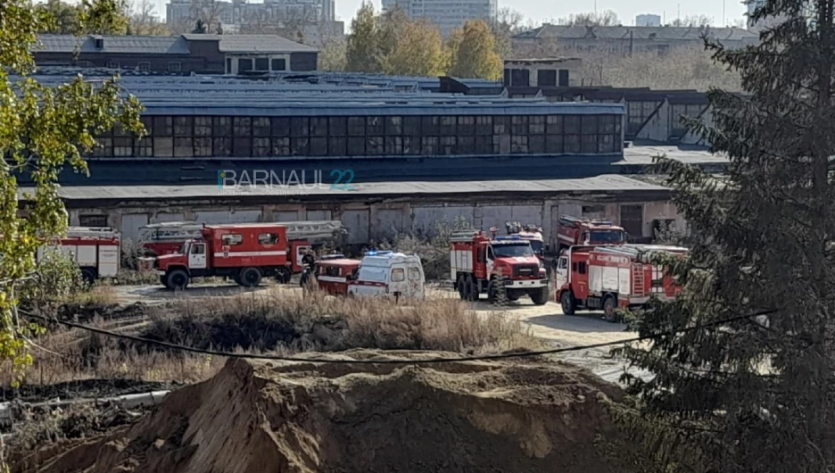 Пожарные тушили загоревшуюся крышу предприятия 