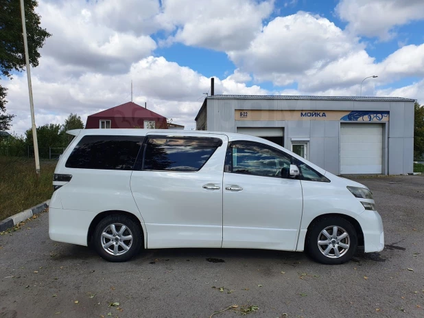 Toyota Vellfire 2008 года выпуска за 820 тыс. рублей 