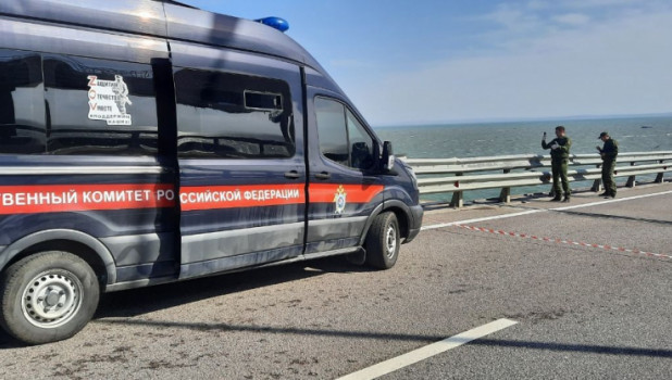После взрыва грузовика на Крымском мосту.