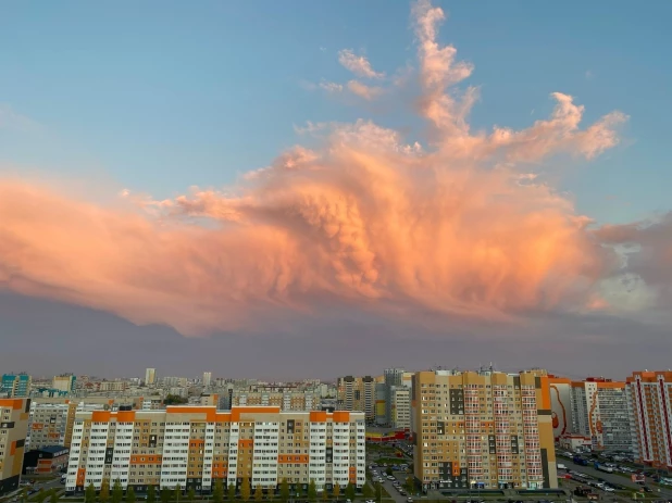 Персиковое небо в Барнауле.