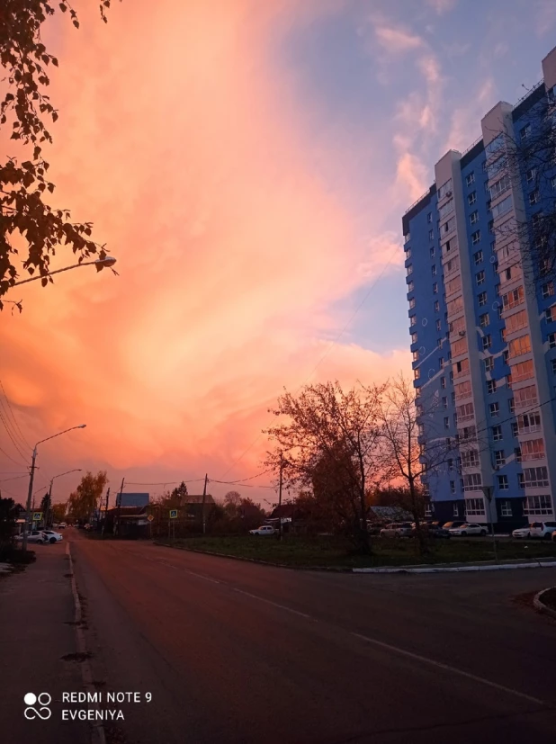 Персиковое небо в Барнауле.