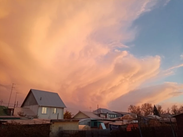 Персиковое небо в Барнауле.