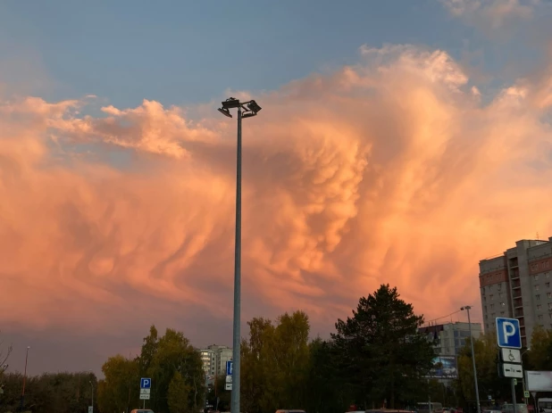 Персиковое небо в Барнауле.