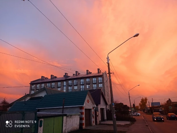 Персиковое небо в Барнауле.