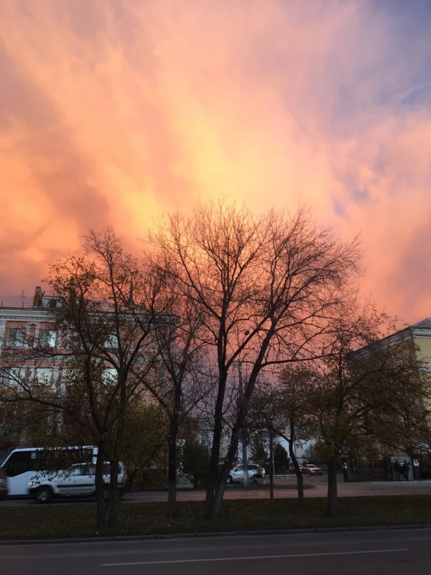 Персиковое небо в Барнауле.