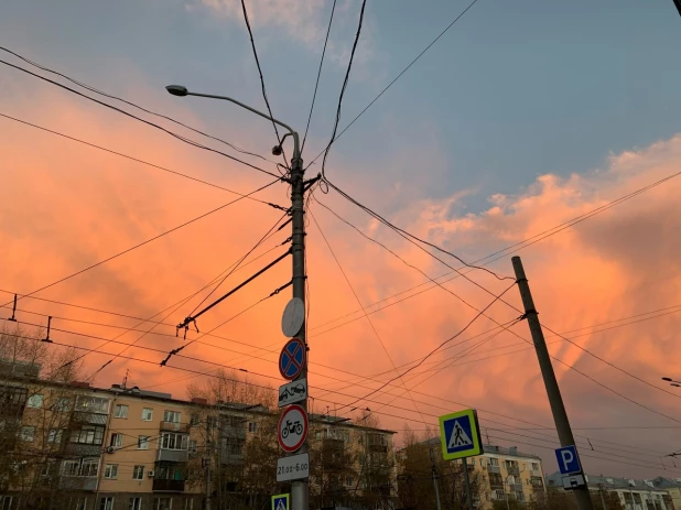 Персиковое небо в Барнауле.