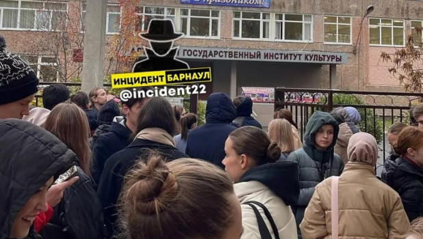 Школьников и студентов эвакуировали в Барнауле 10.10.2022.