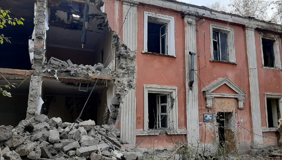Аварийную двухэтажку сносят на пр. Ленина, 129 к. 2 в Барнауле. 11.10.2022.