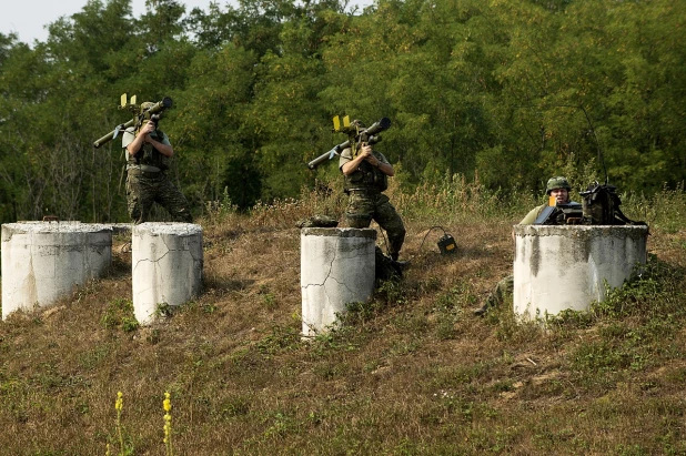 Радиолокационный запросчик в виде «Ц»-образной надстройки, применяемый ВВС Словакии, оснащенными ПЗРК «Игла».