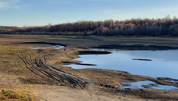  Рукав Оби обмелел у Бобровки.