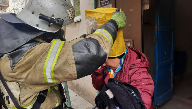 Пожар в подвале в жилом доме в Рубцовске 