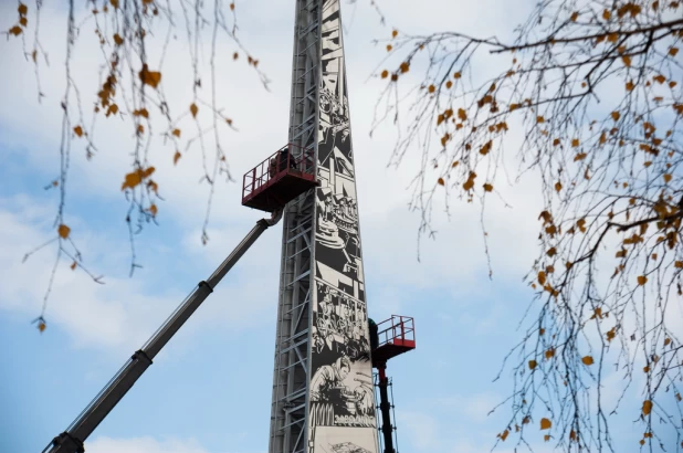 Стелу "Город трудовой доблести" устанавливают в Барнауле 19.10.2022.