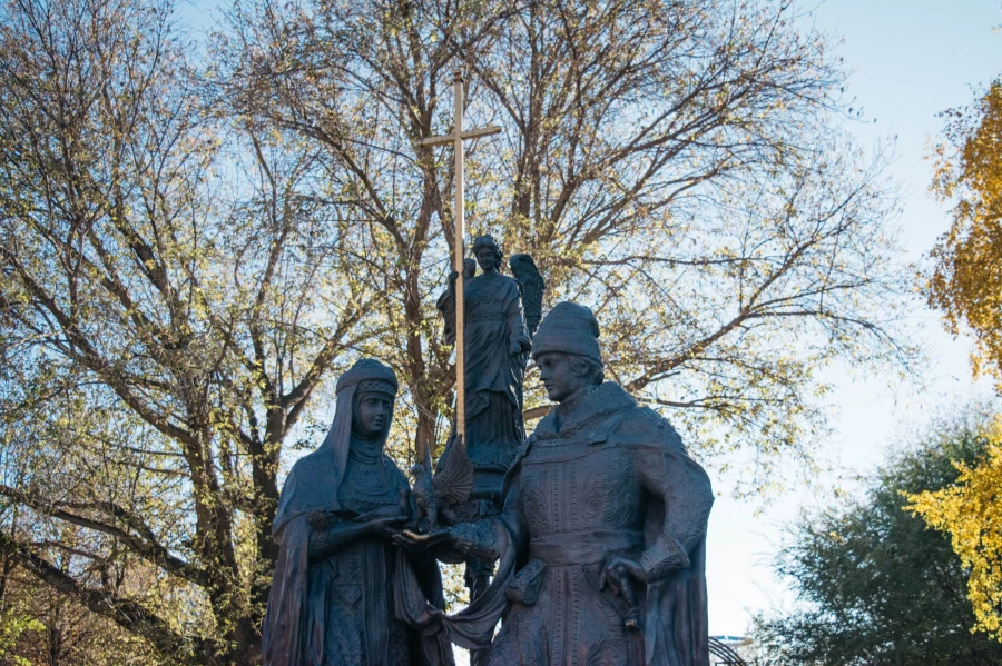 Бийск. Памятник Петру и Февронии.