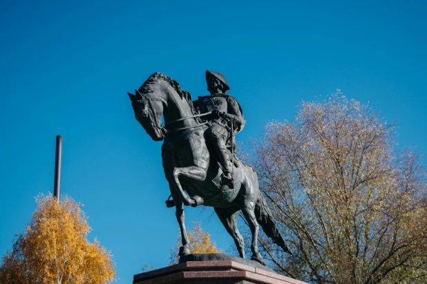 Бийск. Памятник Петру I.