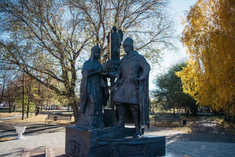 Бийск. Памятник Петру и Февронии. 