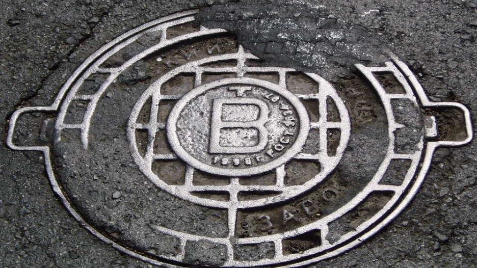 Барнаульские люки, которые предсказывают будущее. 