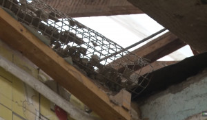 Обрушенный потолок в аварийном доме 