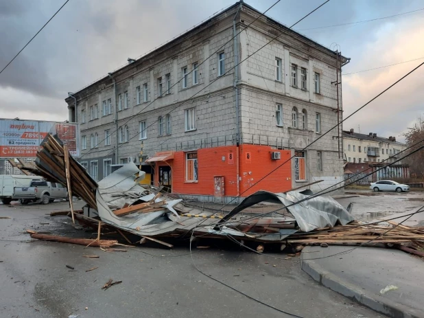 Сорвало крышу общежития в Новосибирске 