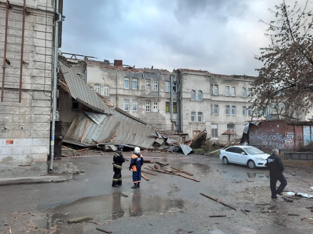 Сорвало крышу общежития в Новосибирске 