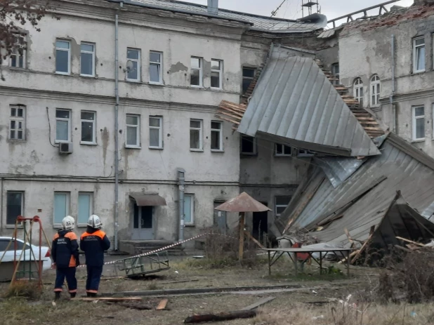 Сорвало крышу общежития в Новосибирске 