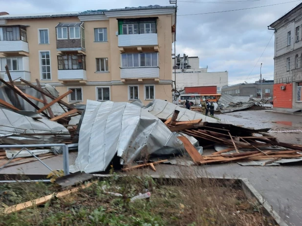 Сорвало крышу общежития в Новосибирске 