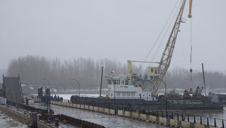 Вода принесла тело мужчины к понтонному мосту в Бийске