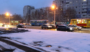 Аварии в снежное утро Барнаула 24 октября