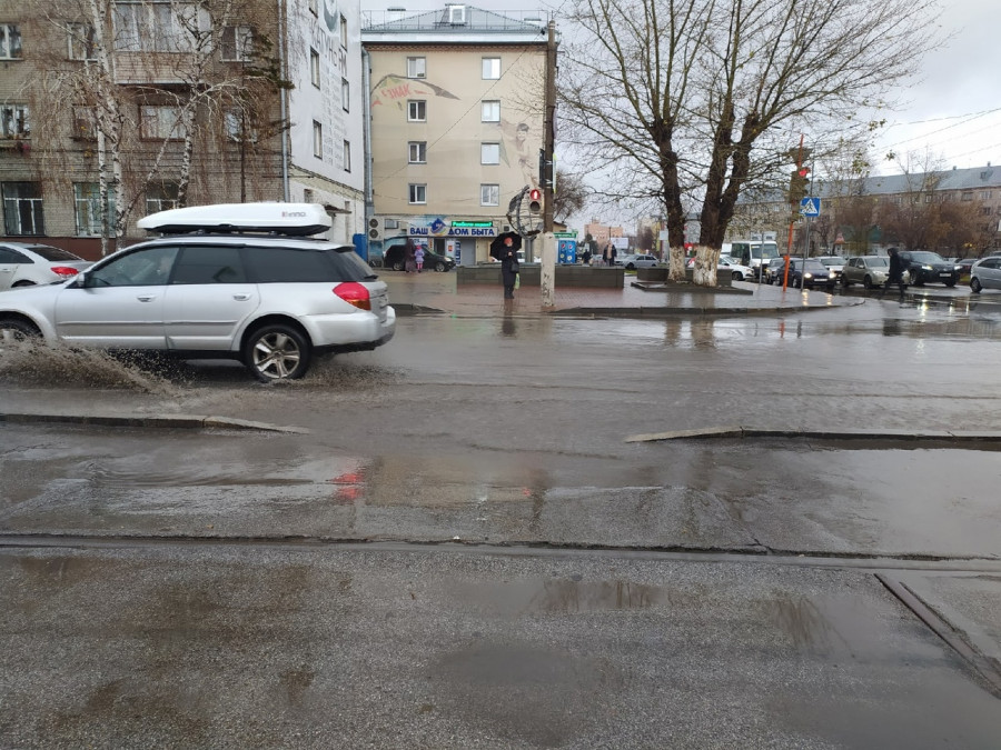 Ул. Молодежную затопило после сильного дождя в Барнауле 27.10.2022.