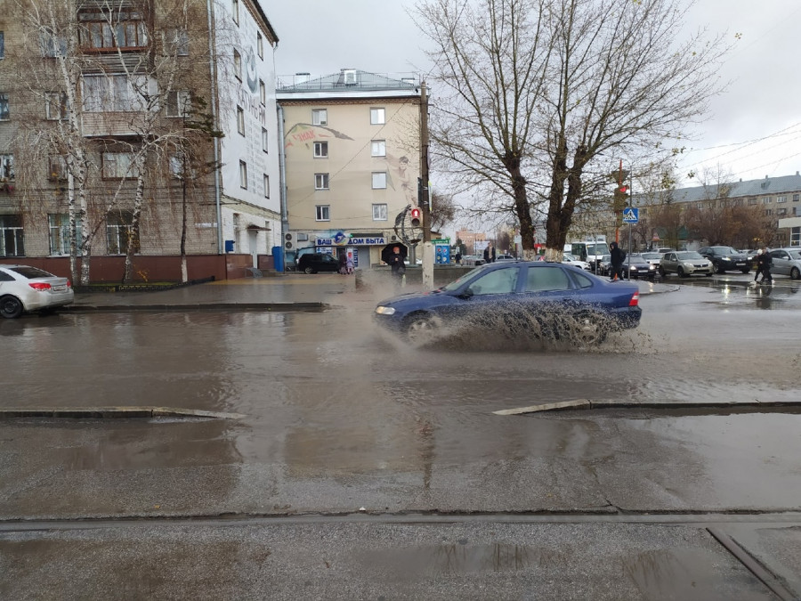 Ул. Молодежную затопило после сильного дождя в Барнауле 27.10.2022.