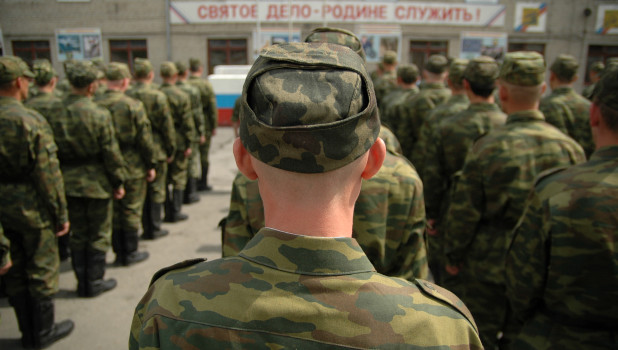 Жителям Алтайского края вновь стали приходить повестки в военкомат
