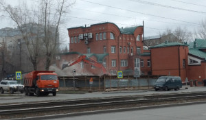 Аварийную двухэтажку 1898 года постройки почти снесли в Барнауле. 