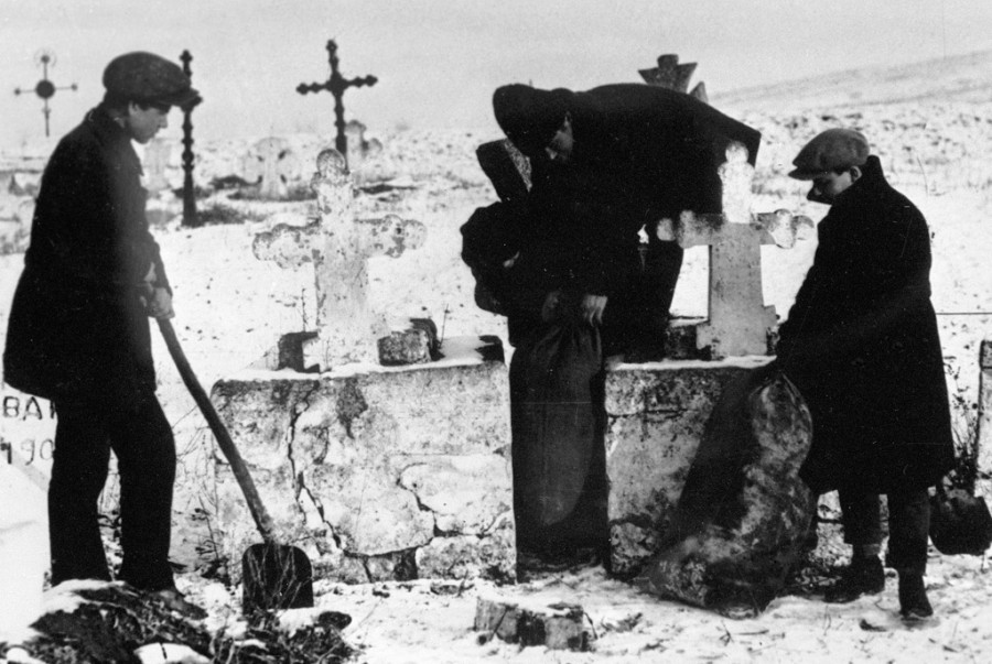 Советские чиновники ищут припрятанное зерно на кладбище. 1930-е годы