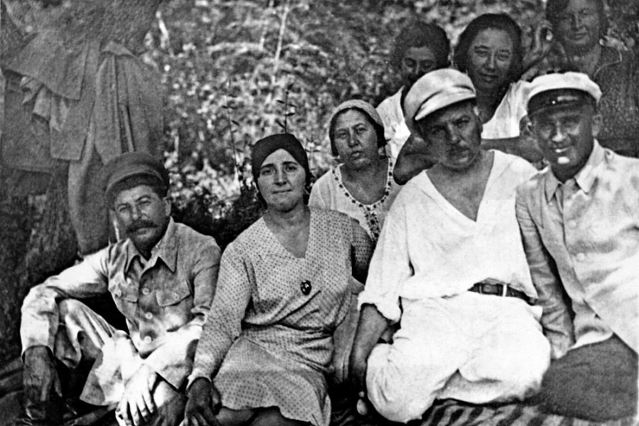 Сталин (крайний слева) на даче в Сочи с женой и соратниками в начале 1930-х.