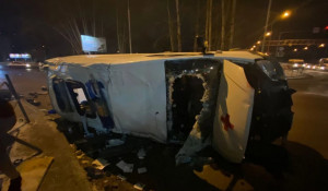 «Легковушка» протаранила на полной скорости машину скорой помощи в сибирском городе