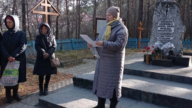 Панихида и чтение имен у памятника жертвам политических репрессий.